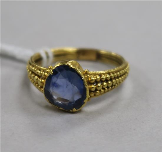 A yellow metal and shaped cut blue sapphire ring, gross 4g